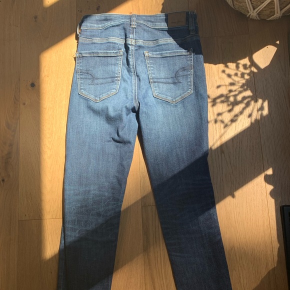 american eagle ne(x)t level stretch dark wash ripped jeans (size 2) - Picture 2 of 5